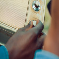 Hoe begin je met je eigen radiostation vanuit huis?
