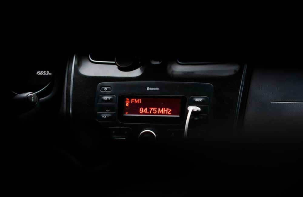 Welke DAB+ adapter heb je nodig om in een auto zonder DAB digitaal radio te luisteren?