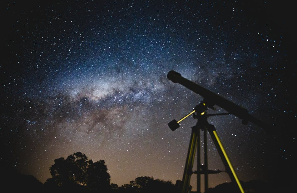 Waarom een telescoop een perfect cadeau is voor een jonge wetenschapper