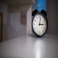 Past een DAB+ wekkerradio zich automatisch aan bij de wintertijd op 25 oktober 2026?
